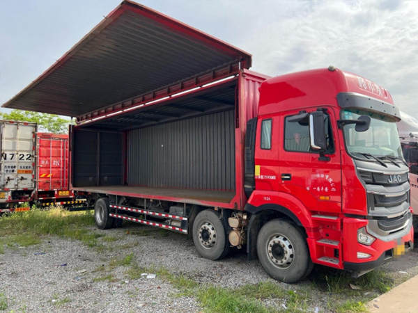 蘭州物流貨車9.6米箱式貨車